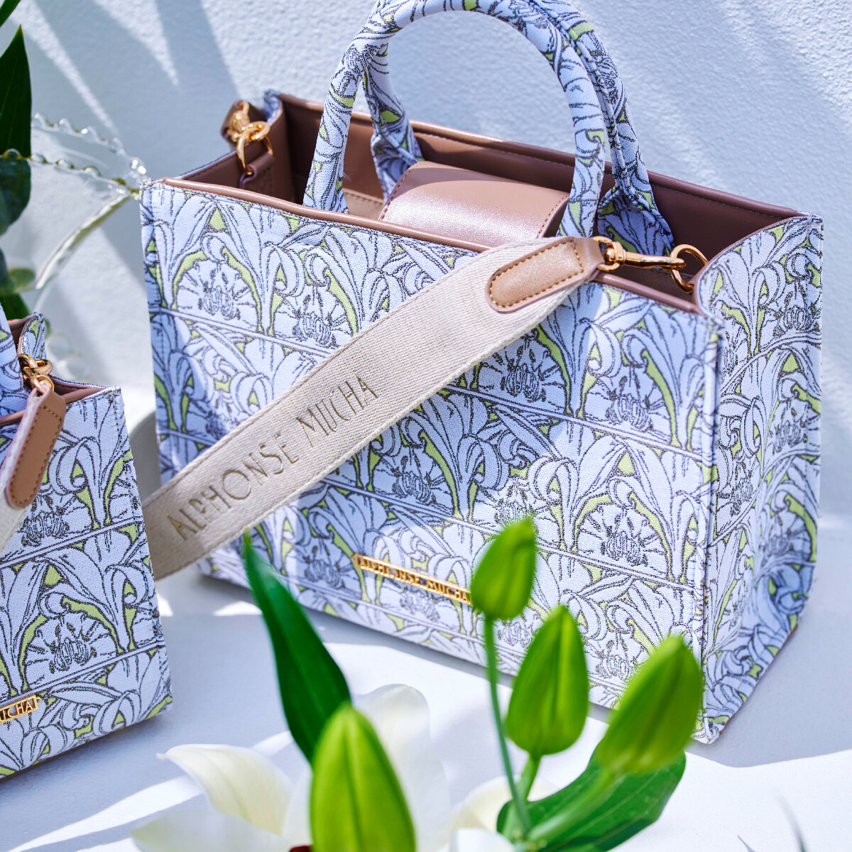 芸術家・ミュシャの公式ブランドから百合がモチーフのバッグやポーチ