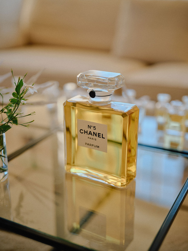 出口夏希さんとJURIN(XG)さんが名品フレグランス【シャネル N°5】が