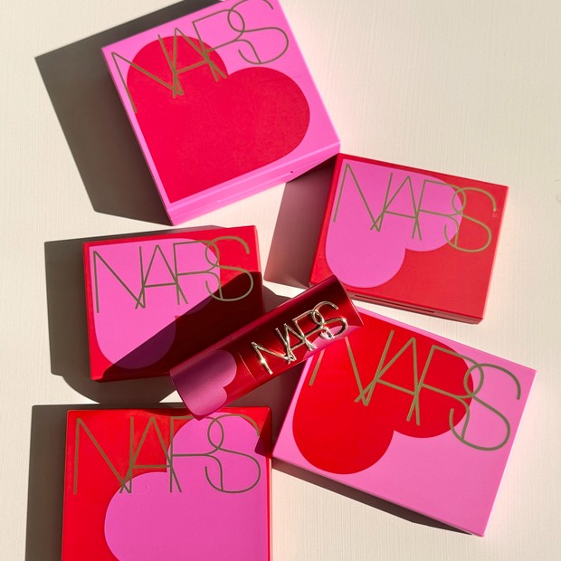 NARSのハート柄が可愛いコレクションをスウォッチ！ 限定パッケージの