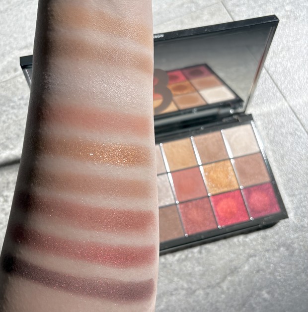 バイレード】圧巻の18色！芸術的アイシャドウパレット ビブリオ