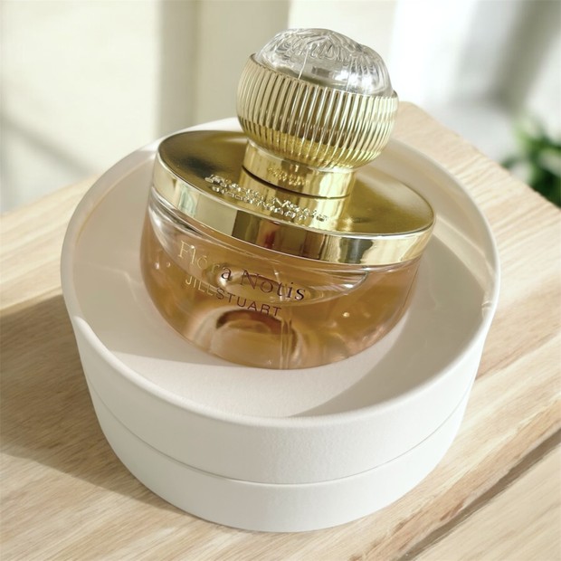 フローラノーティスジルスチュアート新作】生花のような香りのアイ