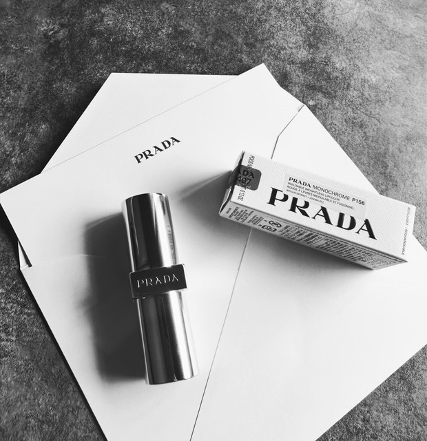 PRADA BEAUTY（プラダビューティ）リップ】モノクローム ウェイトレス