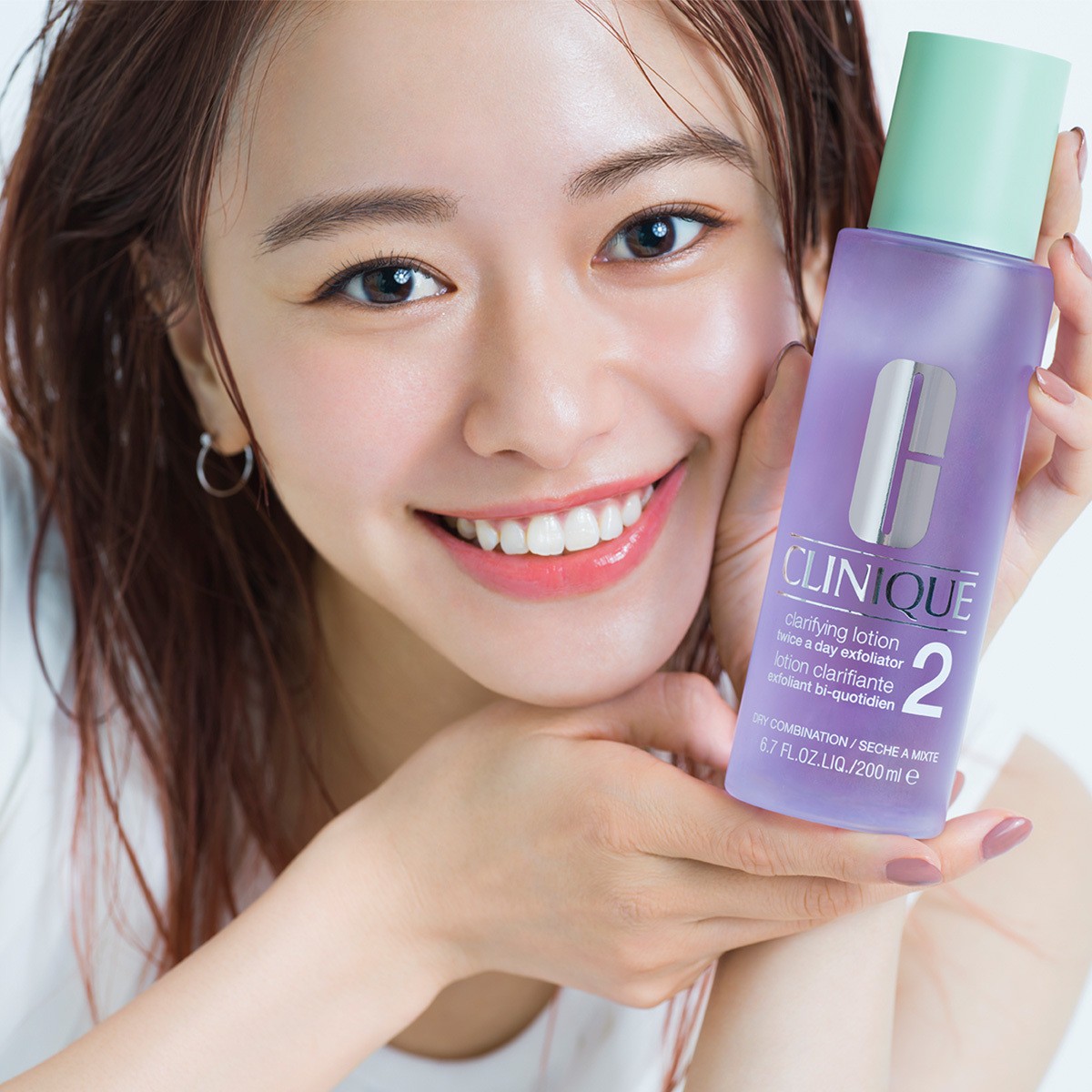 MAQUIA ONLINE×クリニーク×山本舞香”ロングセラーの名品「ふき取り化粧