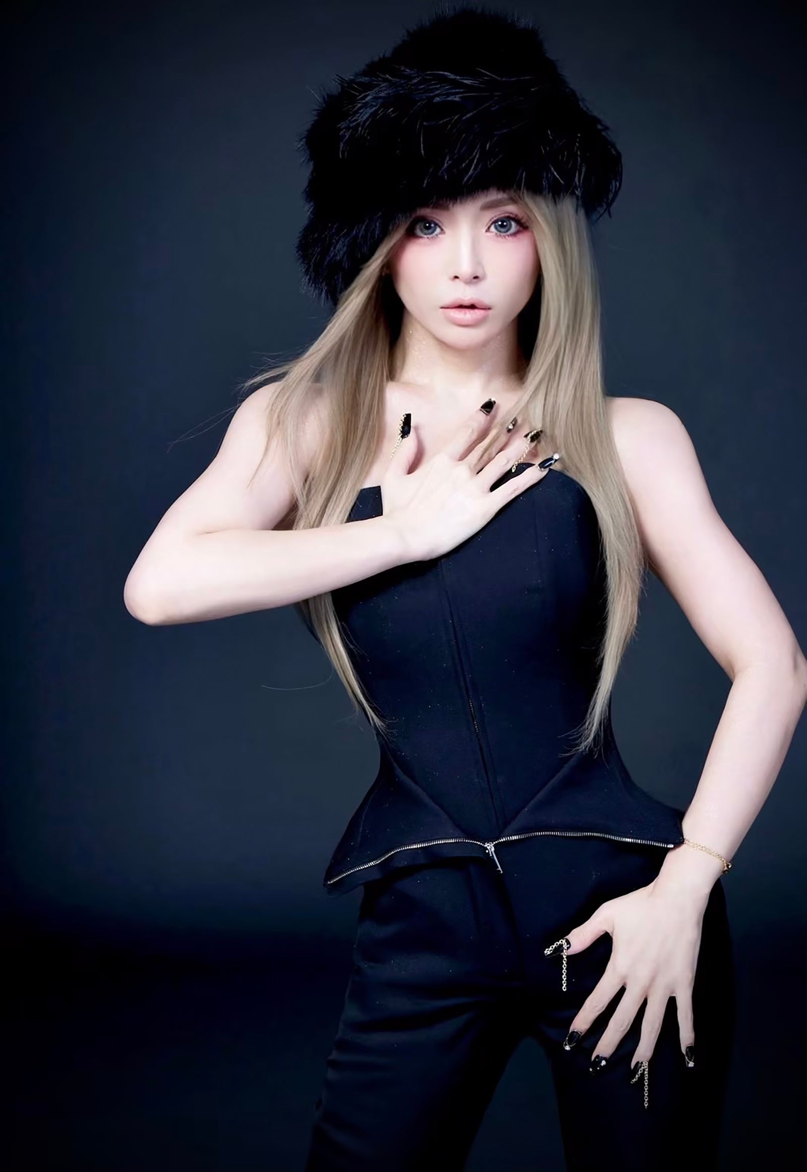 浜崎あゆみ“14000席が空席”異例のステージ写真公開 金髪ボブ＆タイト