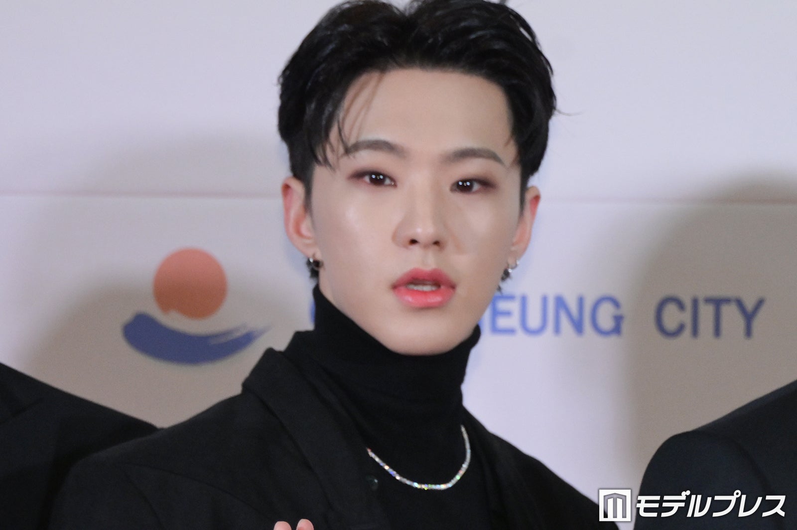 SEVENTEENホシ、大物アーティストとの密着ショット公開 ウォヌ