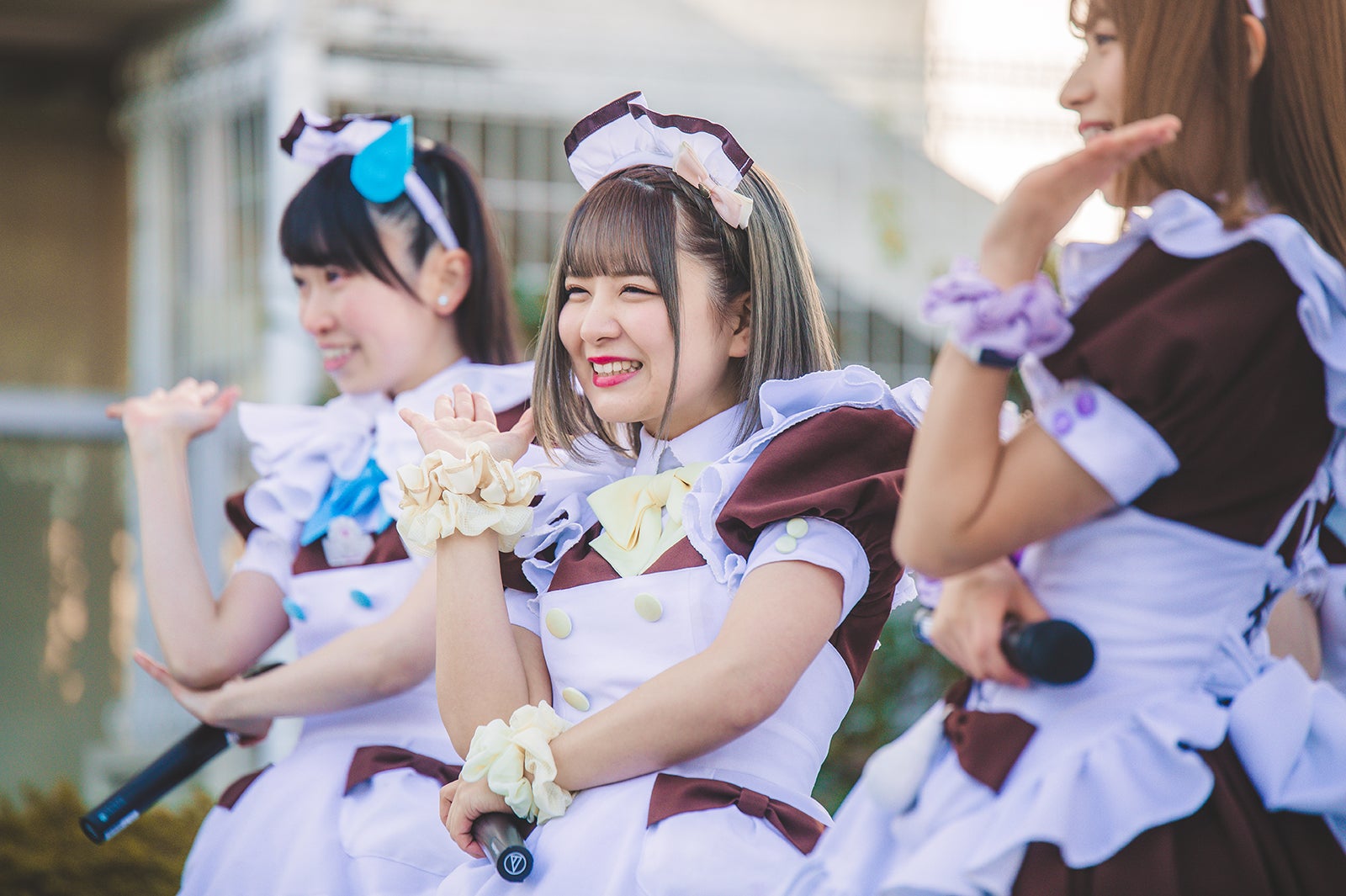 伝説のメイド”hitomiら、＠ほぉ～むカフェ人気メイドが集結 美脚全開