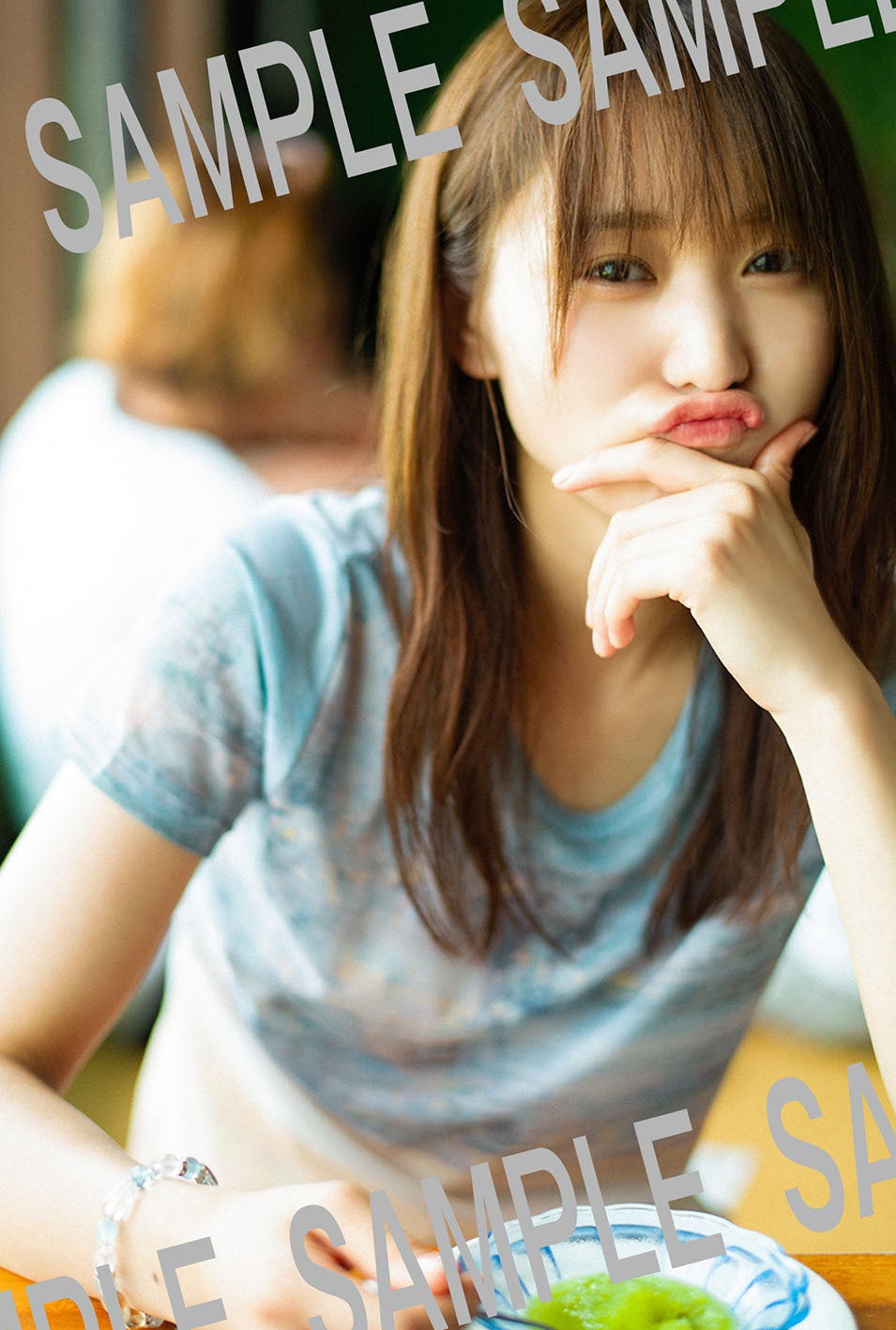 櫻坂46菅井友香、ほぼノーメイクの素肌・浴衣で花火…卒業写真集「大切