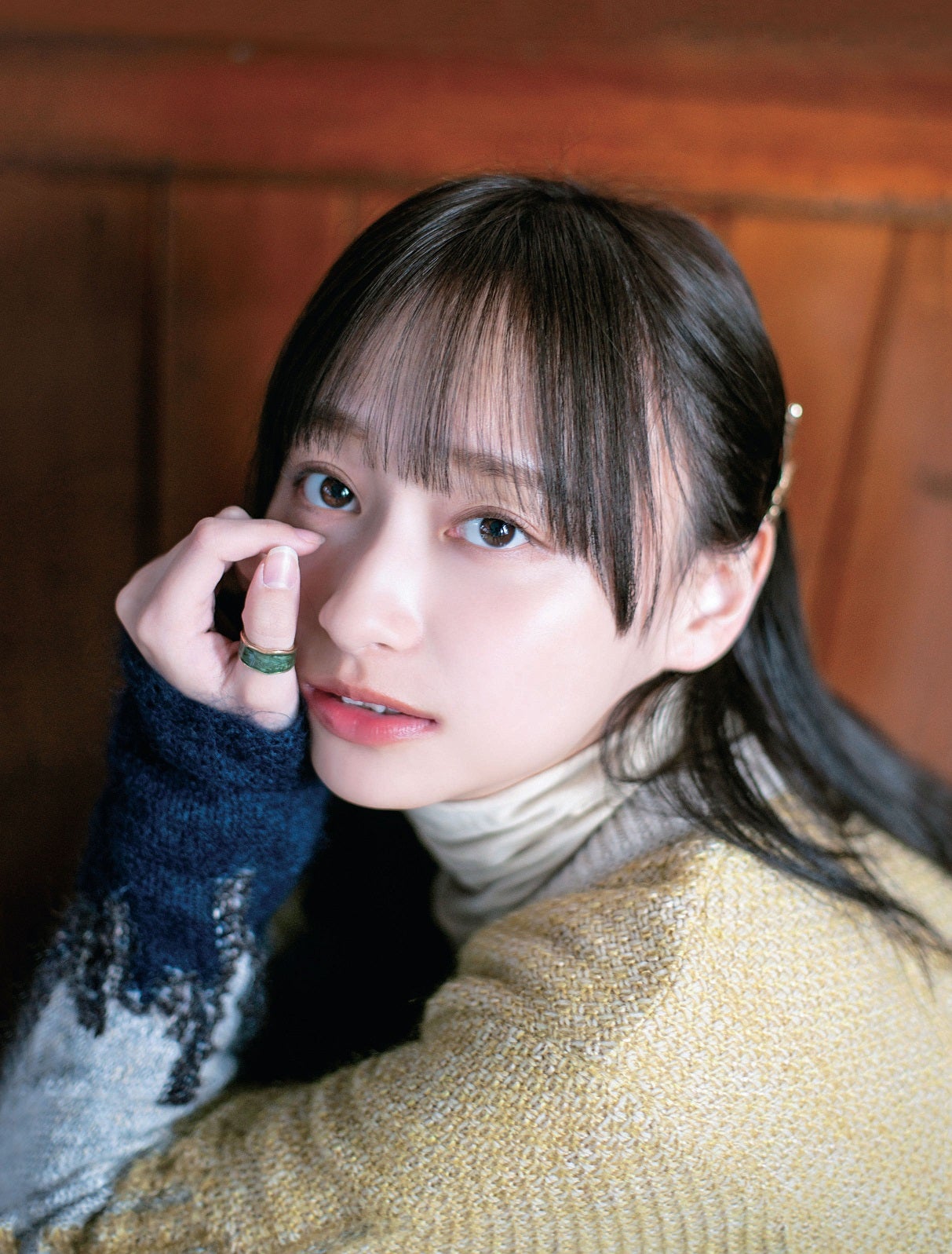 日向坂46影山優佳、アンニュイな雰囲気で美脚披露 1st写真集「知らない