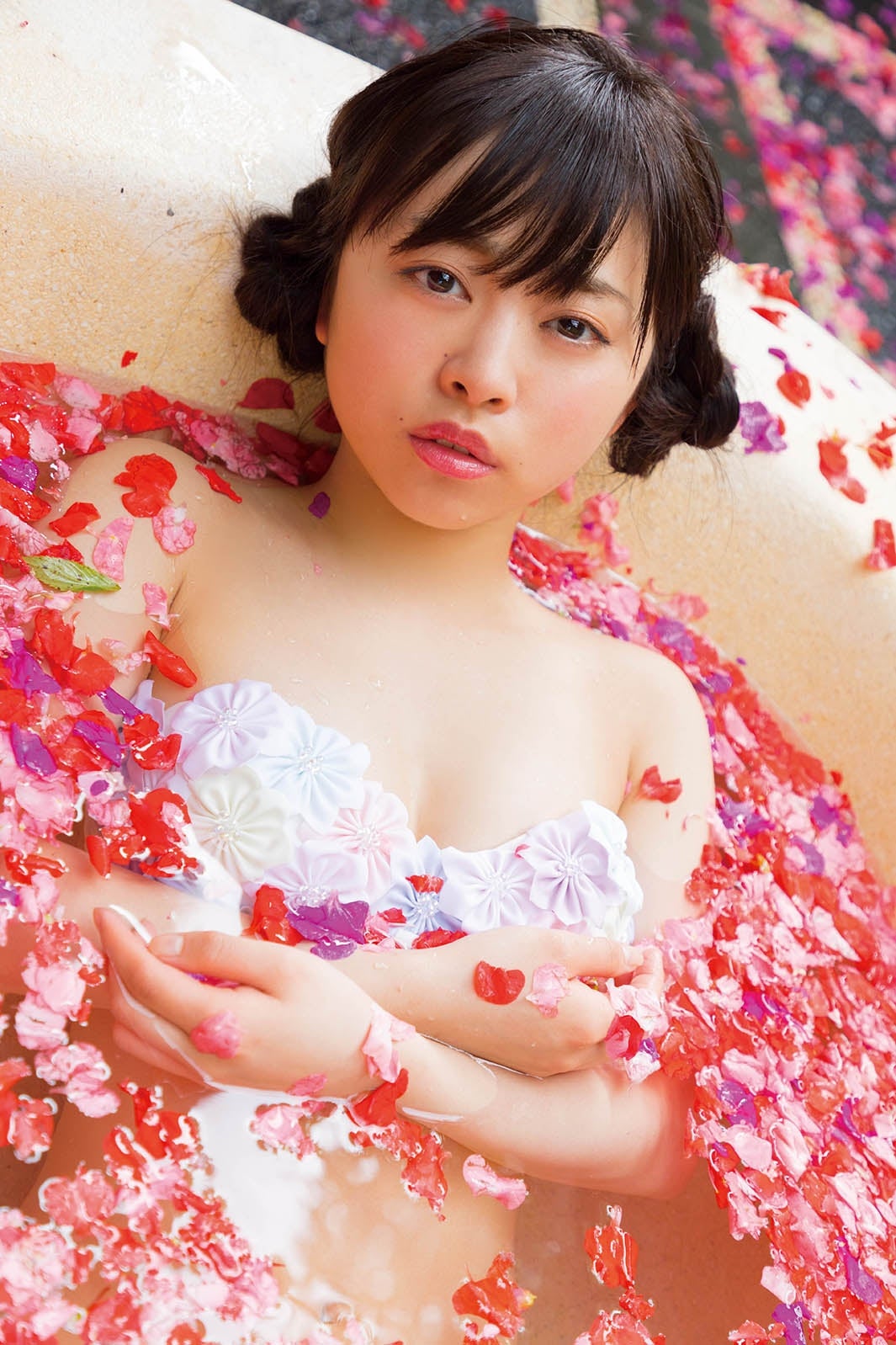 元乃木坂46伊藤寧々、フラワーバスで入浴＆水着でヘルシー美ボディ披露