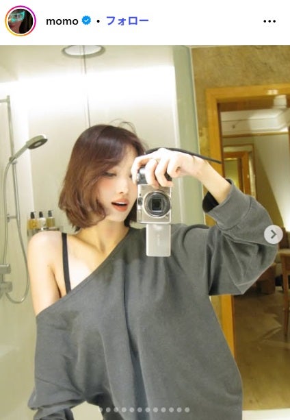 TWICEモモ、スタイル際立つ肩出しスウェット＆タンクトップ姿公開