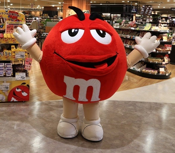 M＆M'S」限定カフェ原宿にOPEN チョコまみれの強烈“盛りパフェ”も登場