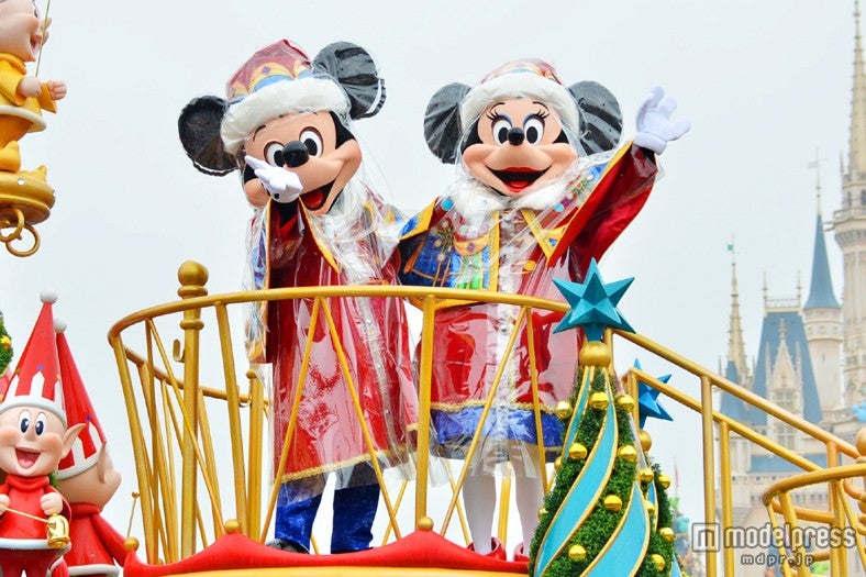 ディズニーランドのクリスマススタート、ミッキー＆ミニーが“雨の日