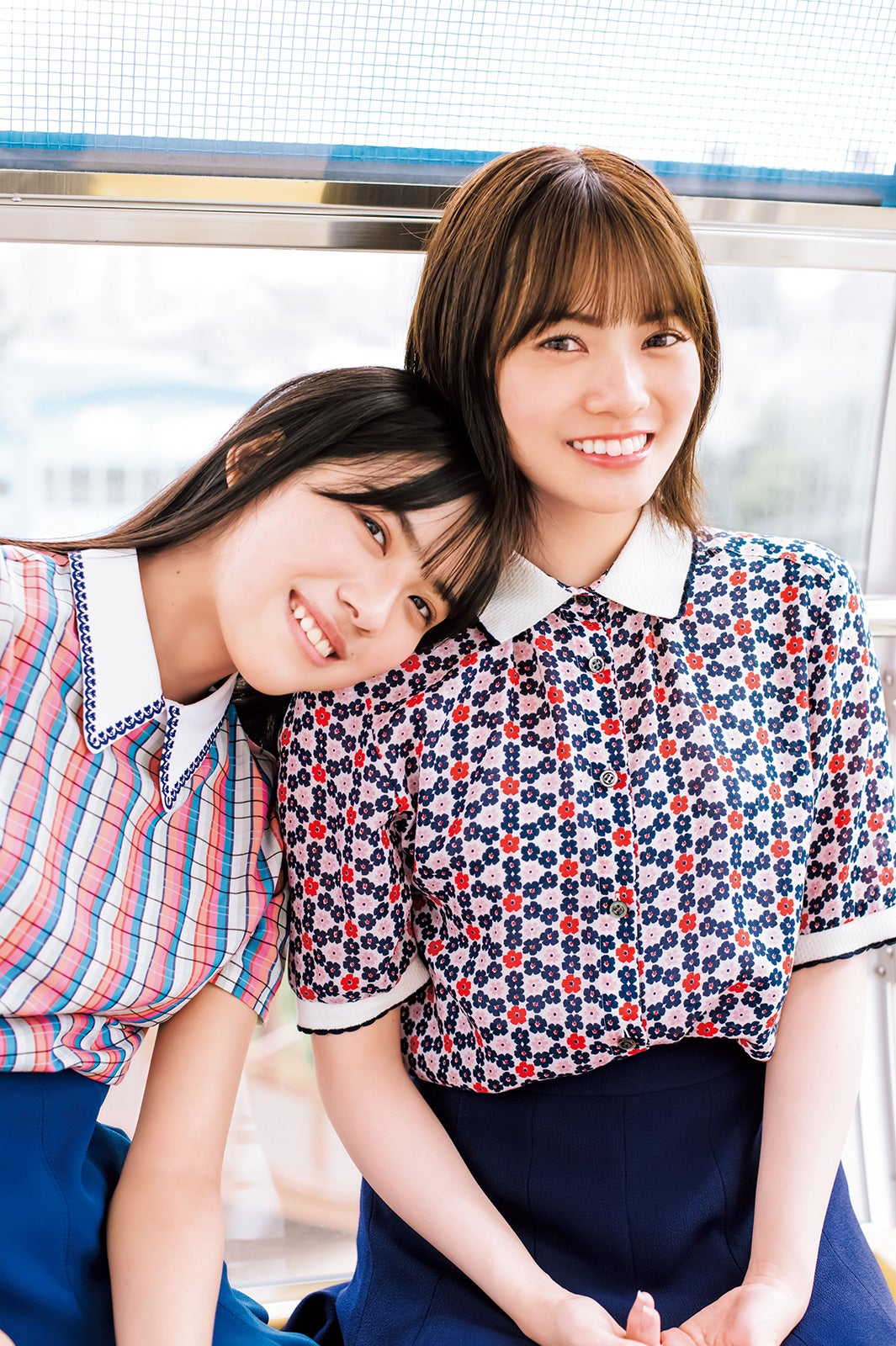 日向坂46金村美玖・東村芽依・丹生明里、ノースリーブワンピで腕を絡め