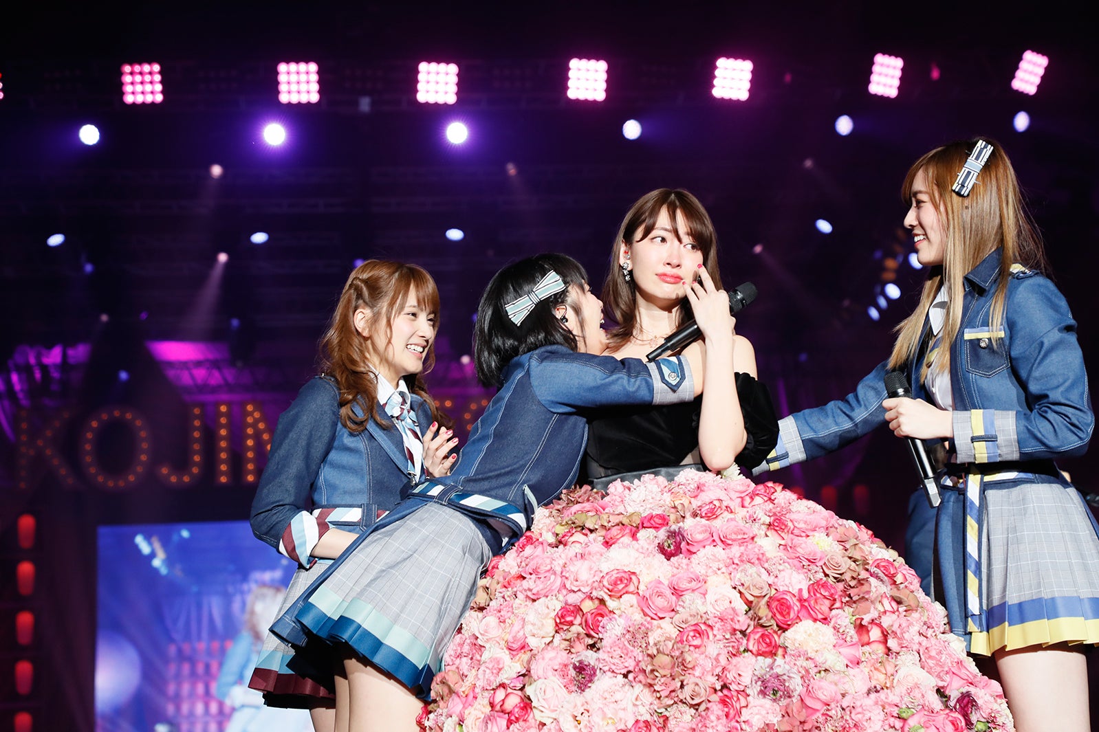 泣かせない”小嶋陽菜も泣いた！豪華ゲスト・コラボ・復活…卒コン前夜祭