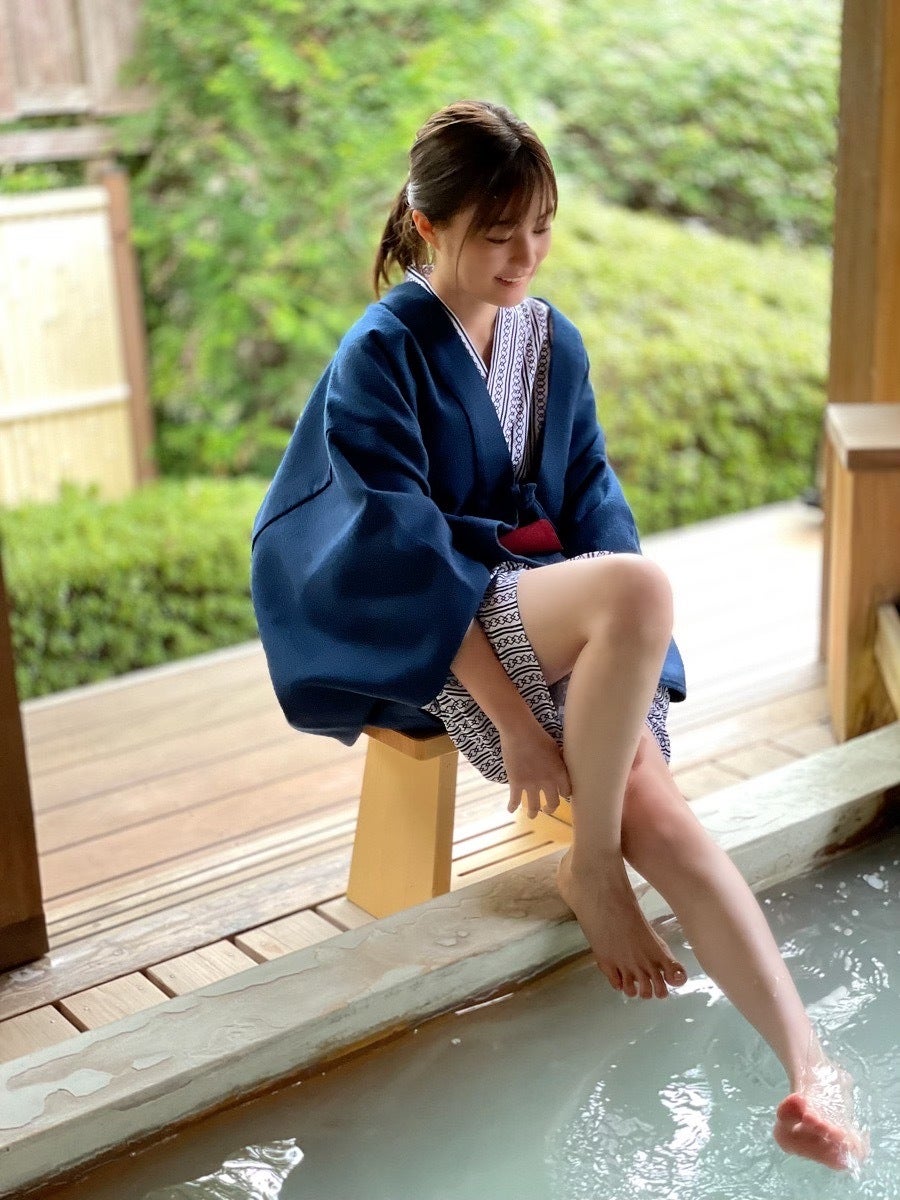 乃木坂46生田絵梨花、浴衣姿で美脚披露“足湯ショット”解禁＜生田絵梨花