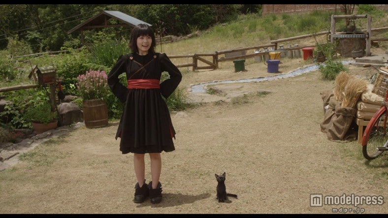 実写版「魔女の宅急便」、黒猫・ジジ役を発表 キキとの2ショットも初