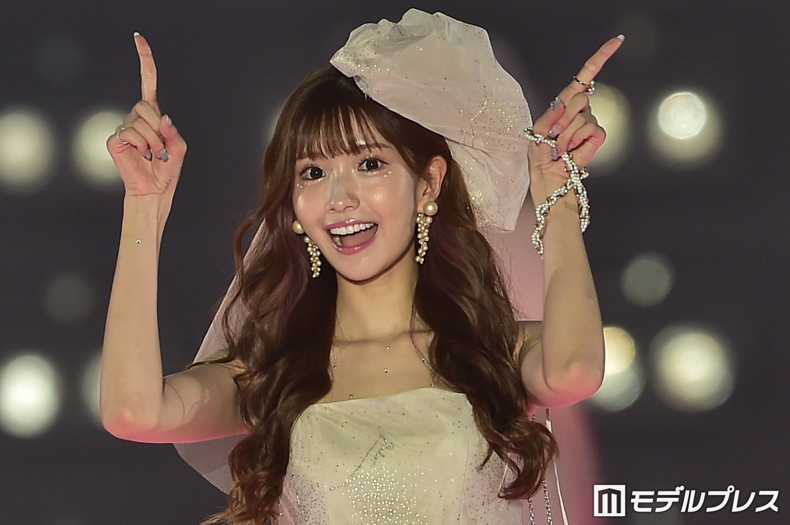 北新地No.1キャバ嬢ひめか、ビッグリボンがお似合い ファンと撮影