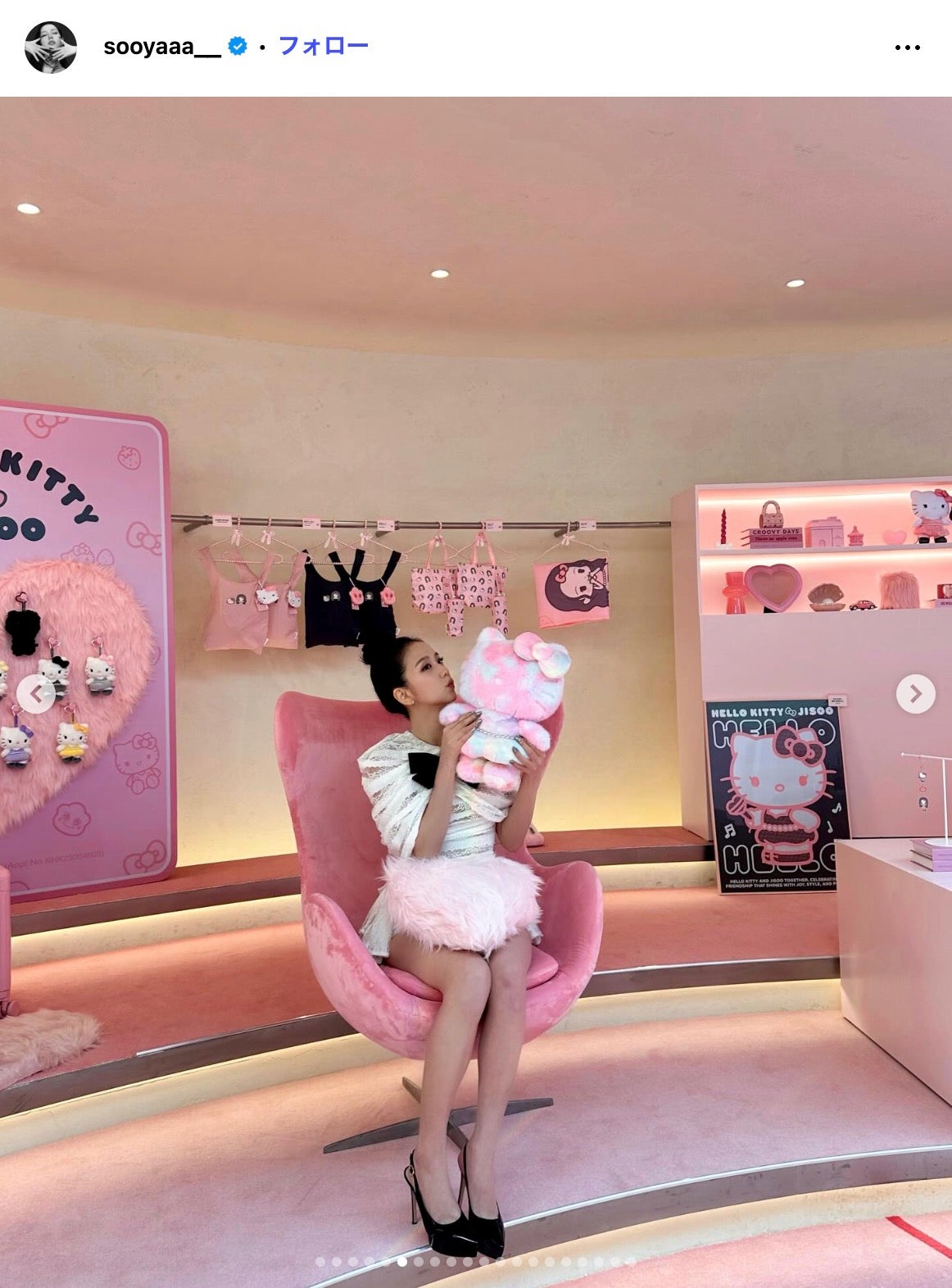 画像4/29) BLACKPINKジス、美脚全開のミニワンピ姿公開 ハローキティと