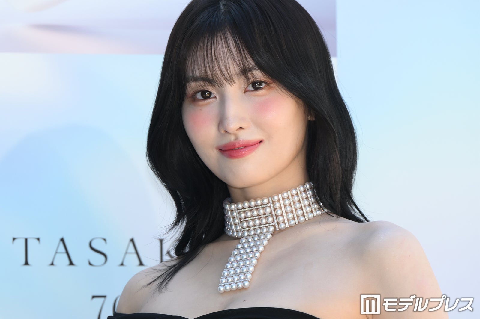 TWICEモモ、タイトミニワンピ×ニーハイソックスでファン悩殺「圧倒的