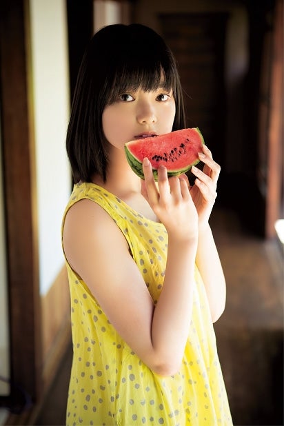 欅坂46平手友梨奈、あどけない可愛さで魅了 15歳の“夏休み”満喫