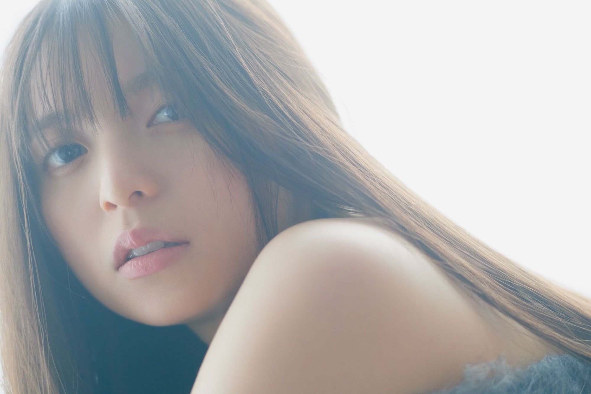 齋藤飛鳥、白レース越しの美脚シルエット 乃木坂46卒業記念写真集先行