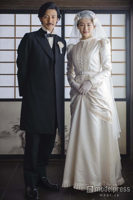 綾瀬はるか＆オダギリジョーの“挙式写真”公開「ユニークで力強い夫婦