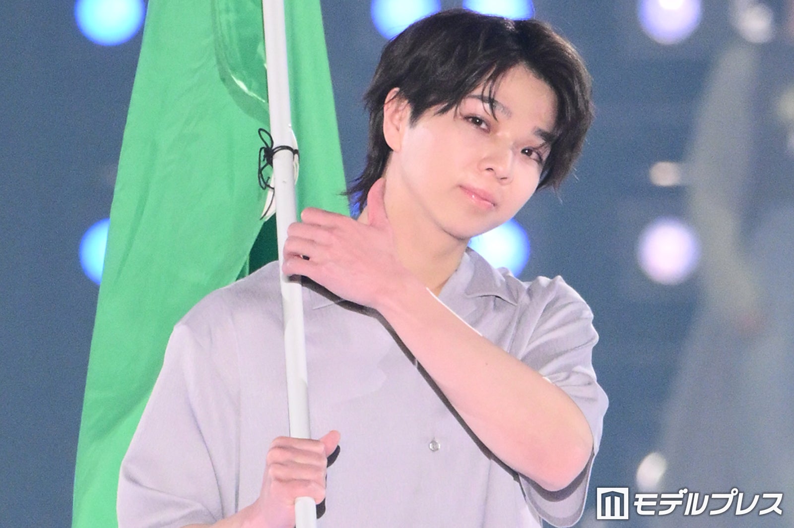 M!LK塩崎太智、グレーセットアップのシンプルスタイル ポーズで新曲