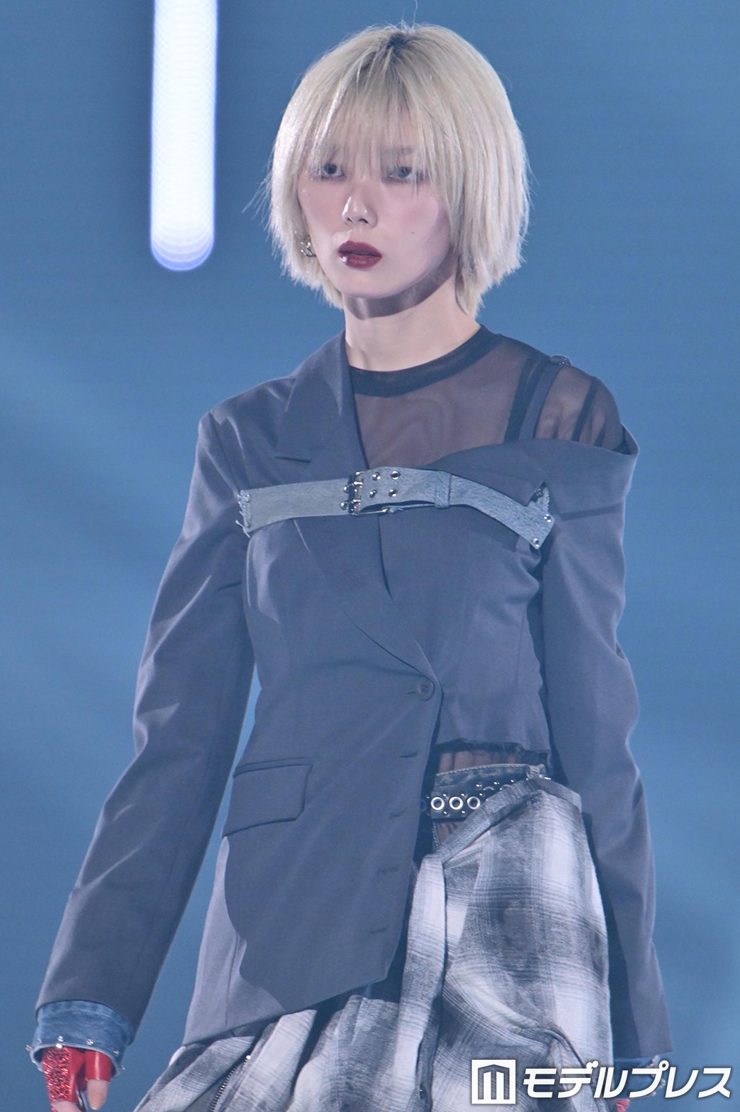 櫻坂46藤吉夏鈴、アシンメトリージャケットで美肩チラ見せ【TGC2025A/W