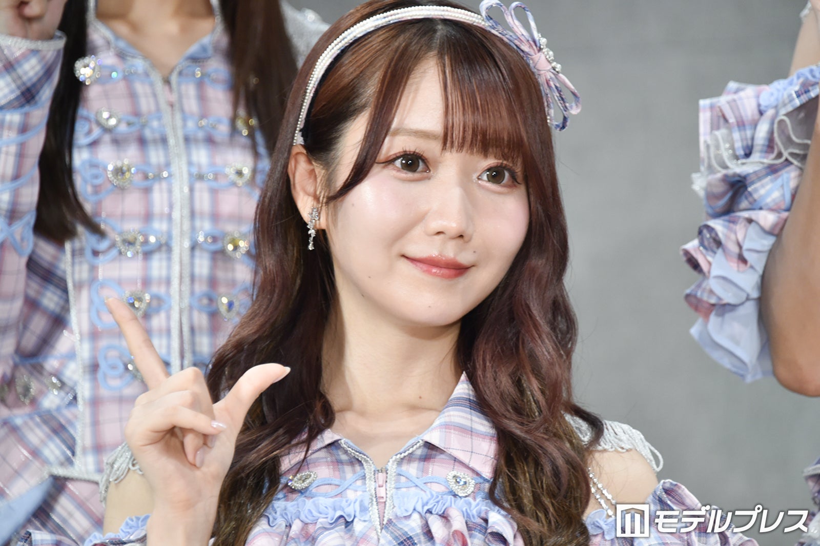 LOVE大谷映美里、抜群スタイル際立つ姿でパラパラ披露「風も味方にし