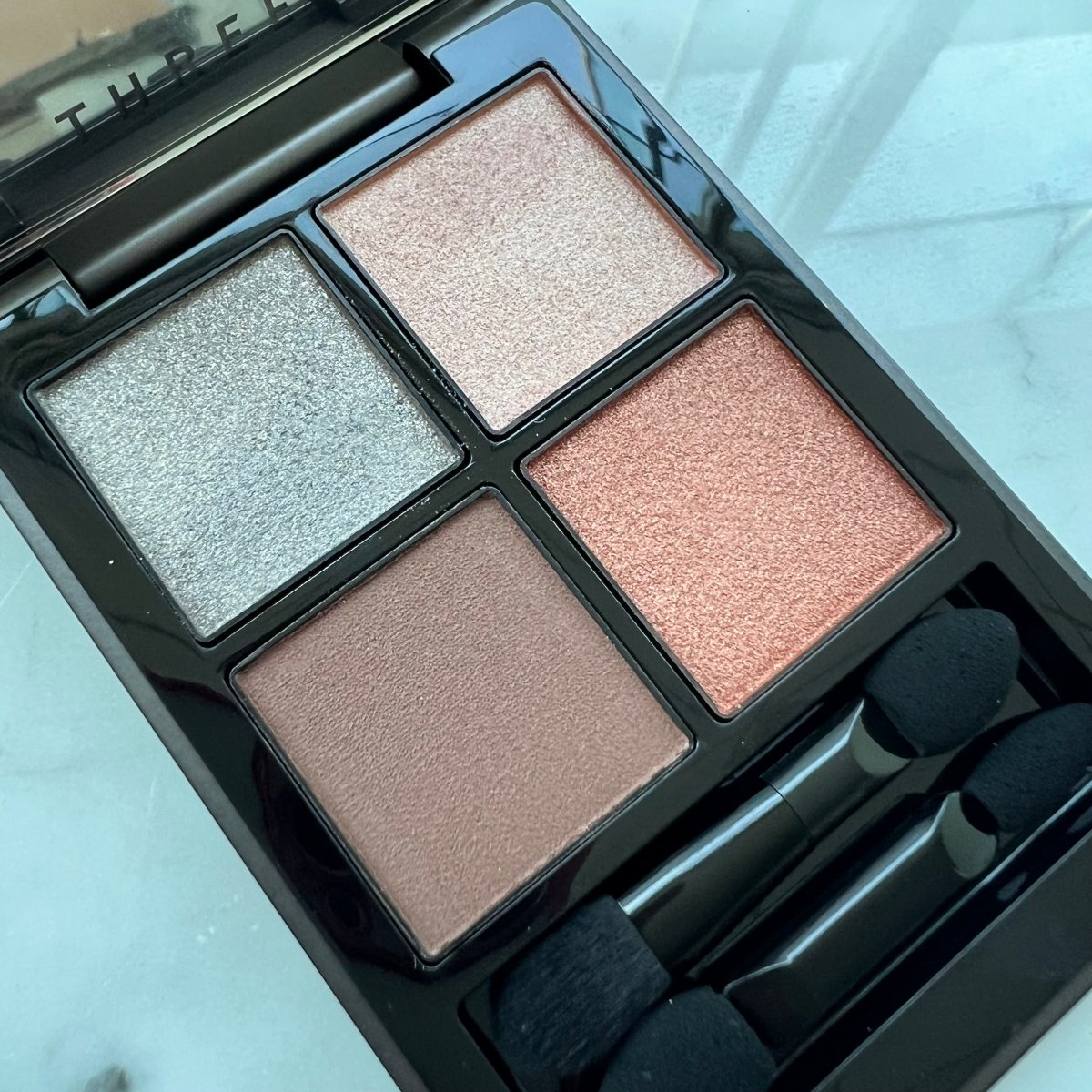 彩度低めの星屑アイシャドウで、大人だって煌めきたい -秋新色速報