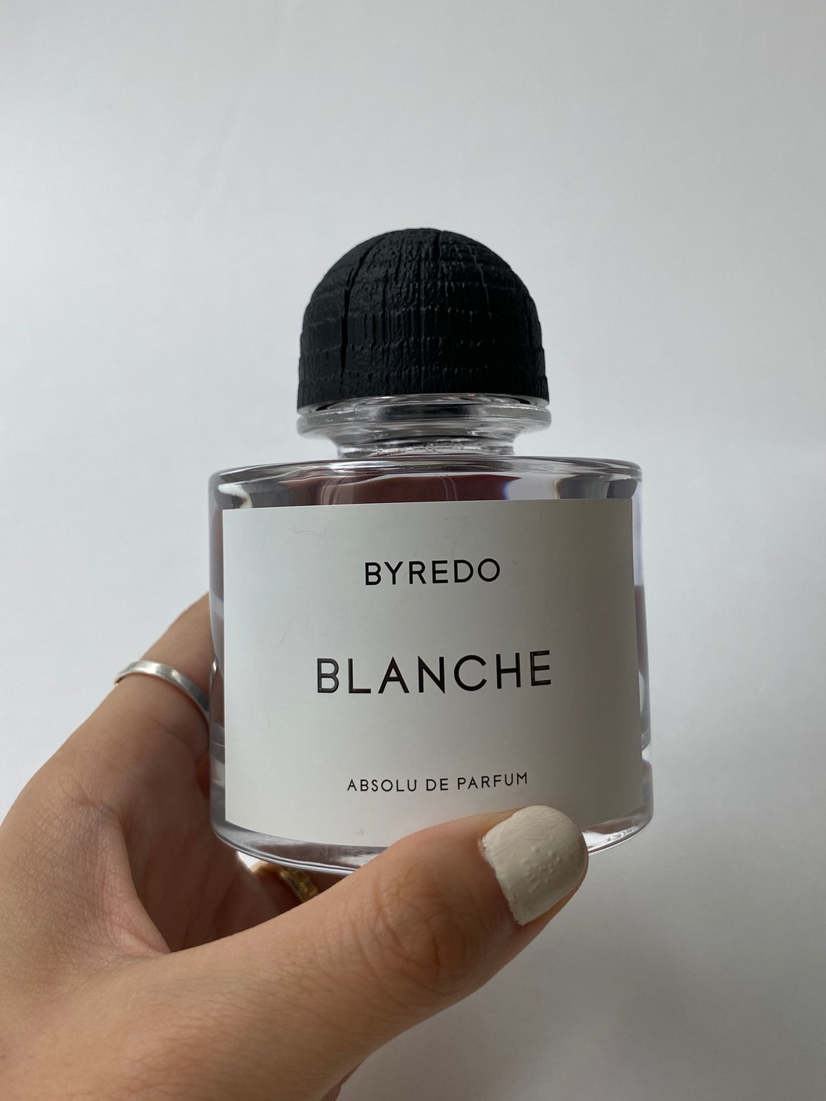 バイレード】素肌を引き立てる“白”の香水「ブランシュ」で、忘れられ