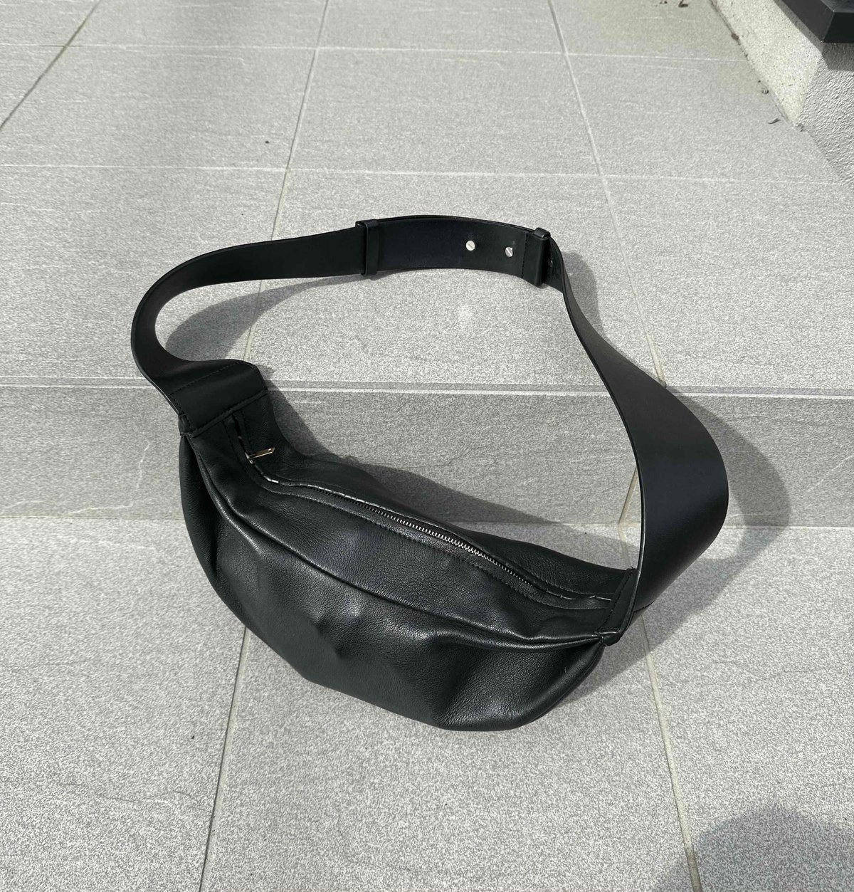 両手が空く【COS（コス）】のショルダーバッグは普段使いに最適