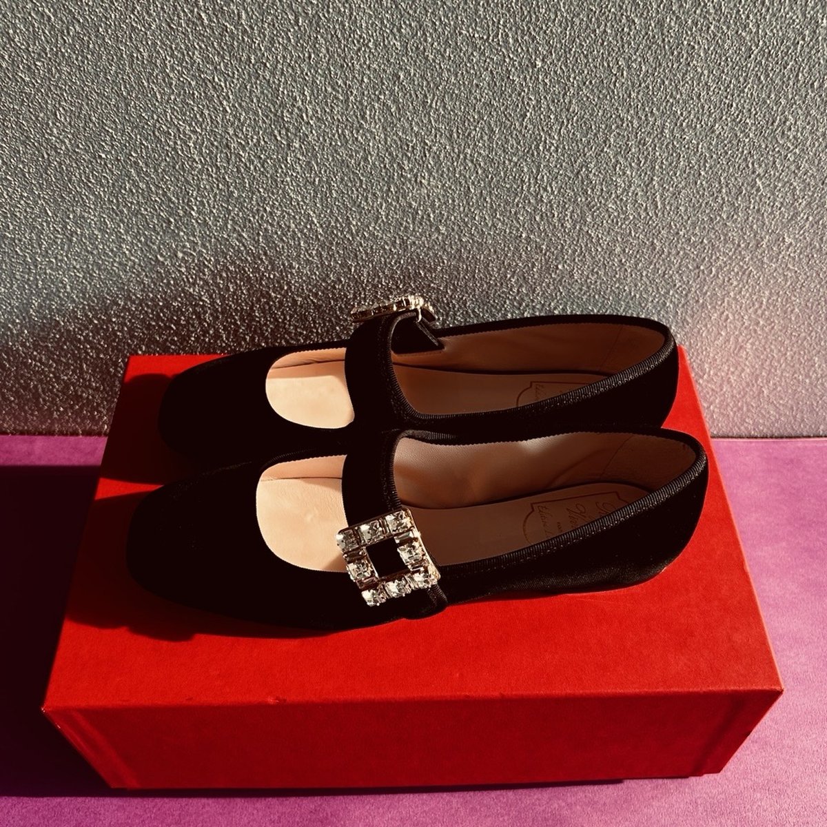 ロジェ ヴィヴィエ】サンダルを脱いだ今こそ「大人のきれいな黒い靴