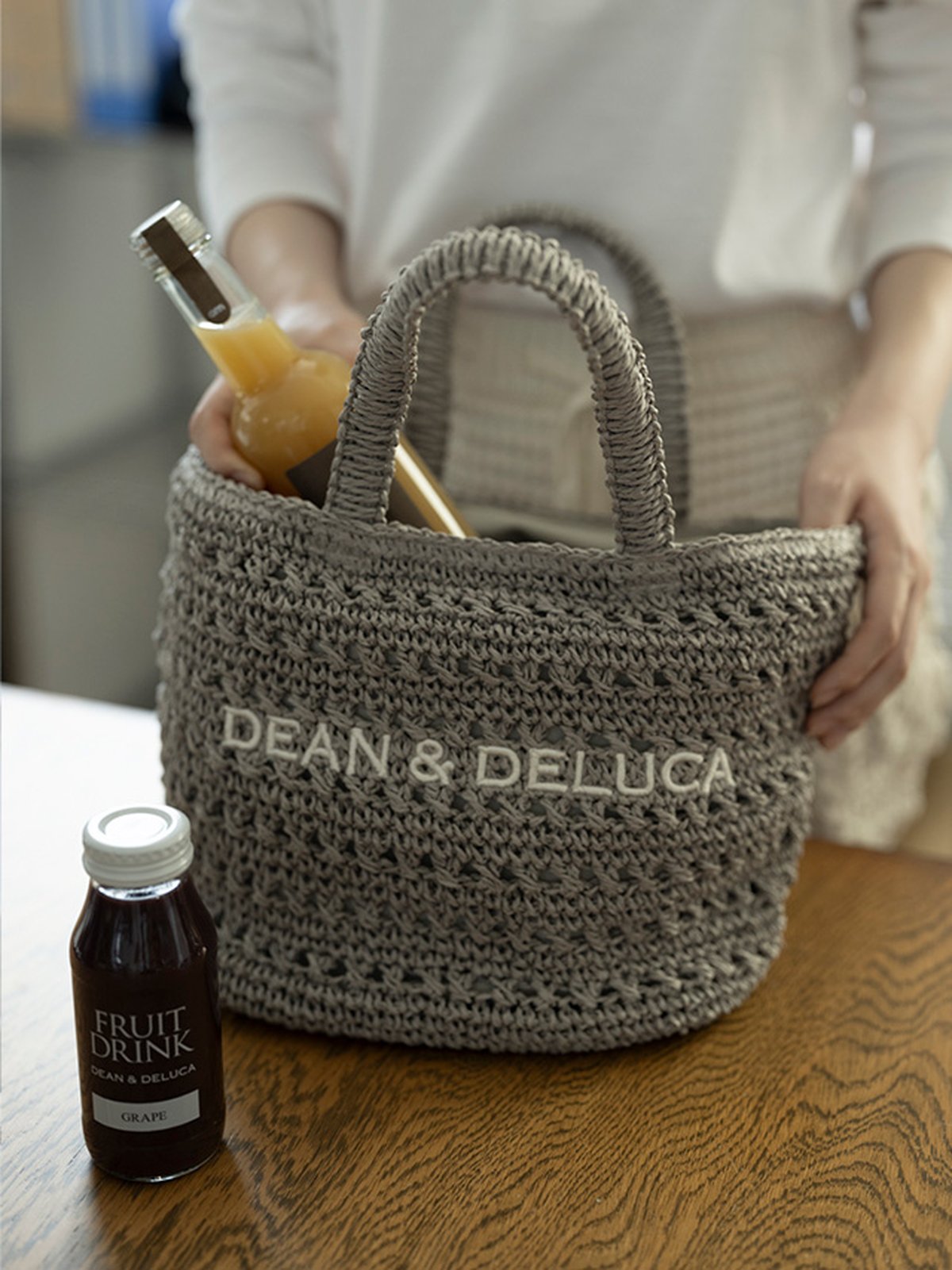 DEAN & DELUCA】よりBEAMS COUTUREとのコラボによる手編みバッグが登場