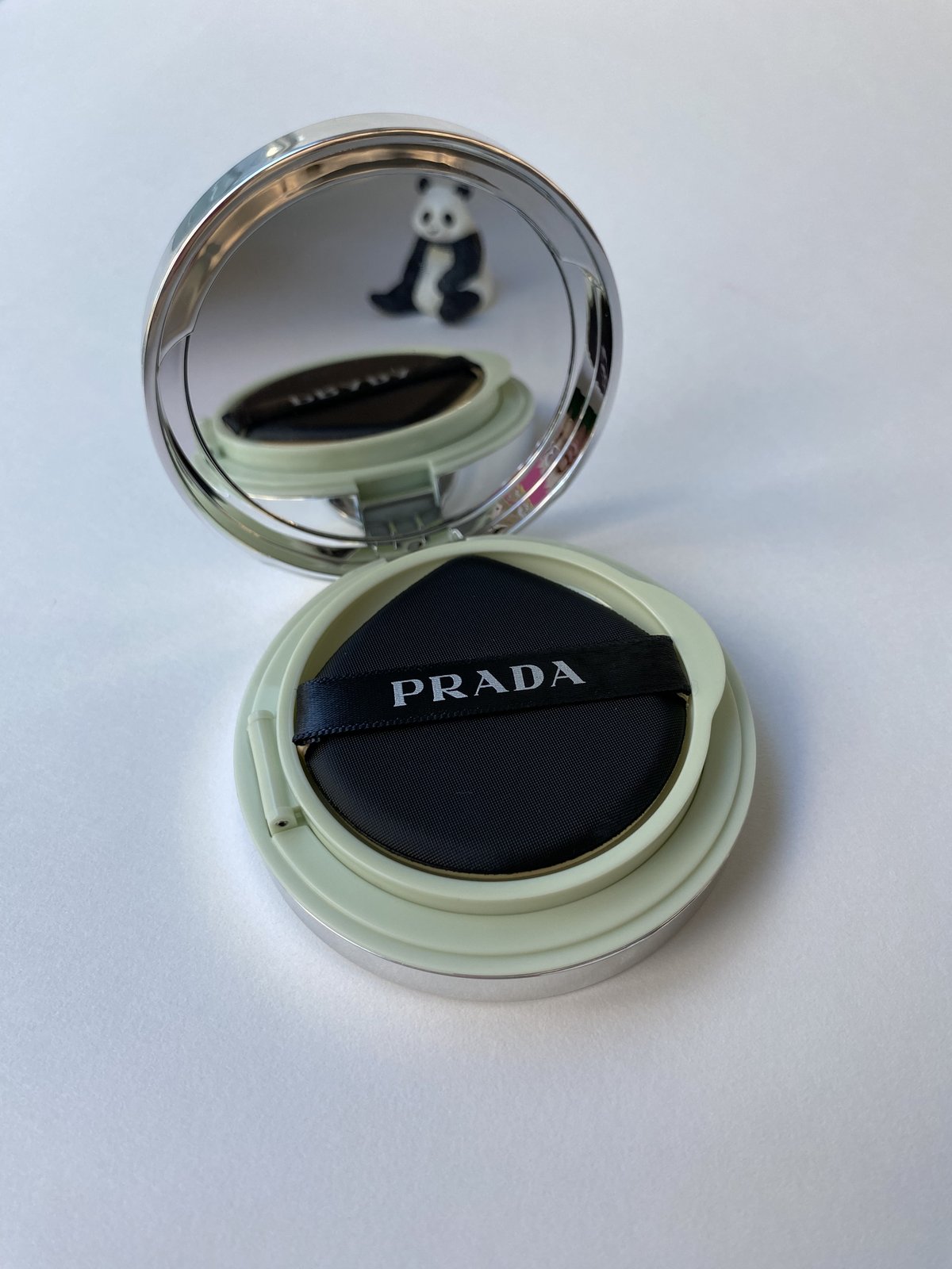 大人の“きちんと肌”は【プラダ ビューティ】美容液クッション