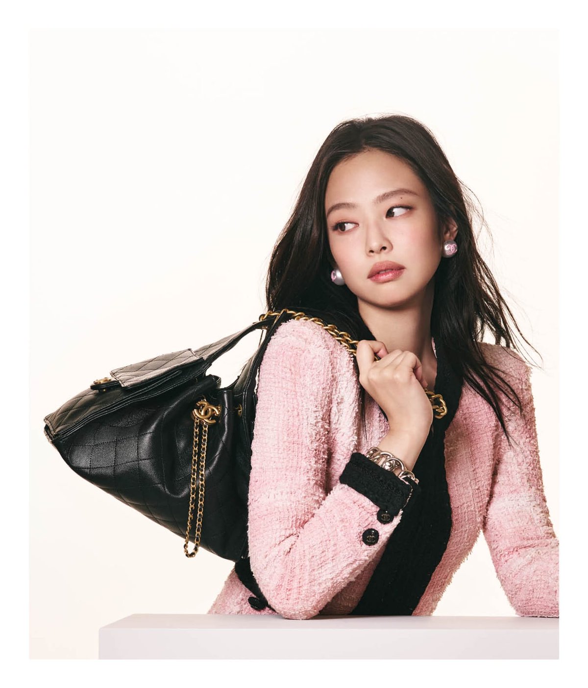 BLACKPINKジェニーが【シャネル】のバッグ「CHANEL 25」キャンペーンに