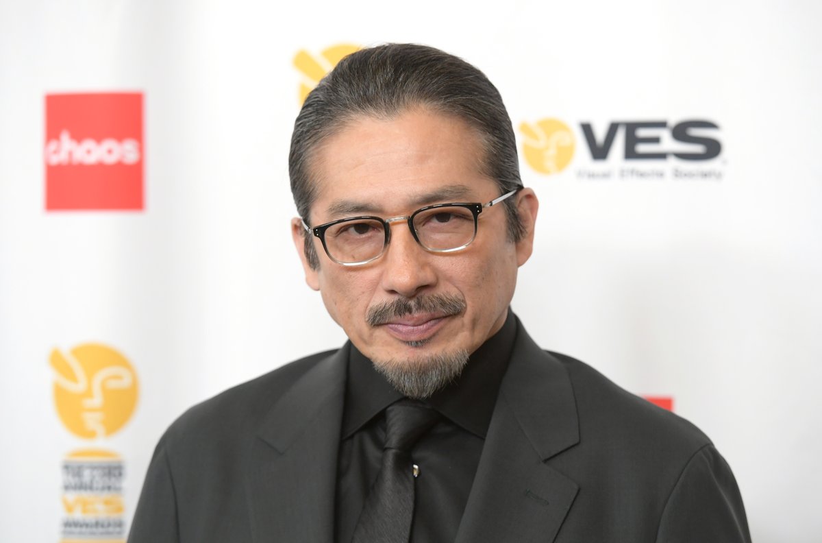真田広之にキアヌ・リーブスがトロフィーを授与！ ステージでお辞儀し
