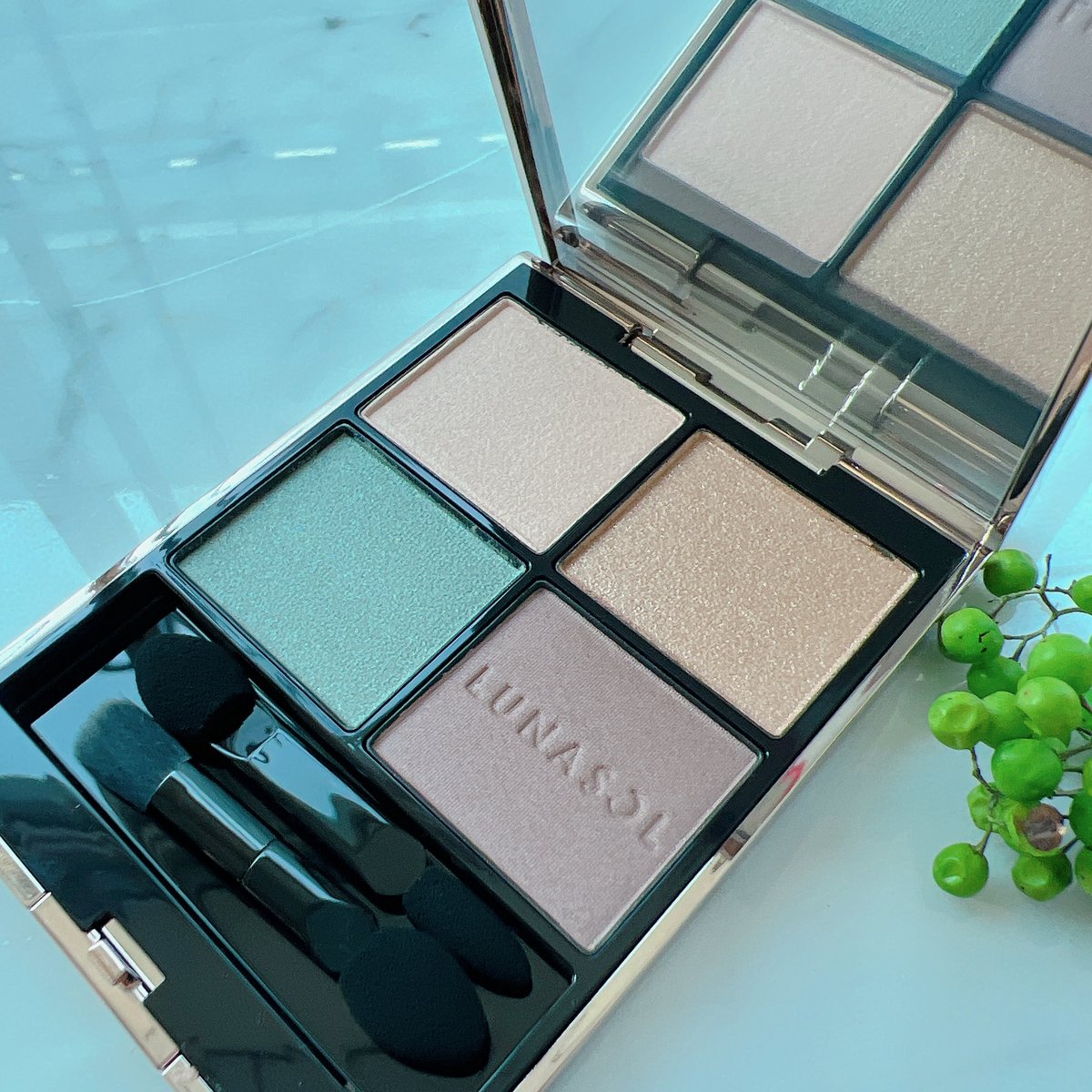 彩度低めの星屑アイシャドウで、大人だって煌めきたい -秋新色速報