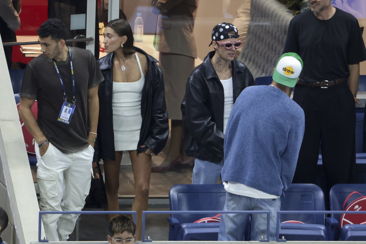 ジャスティン＆ヘイリー・ビーバー夫妻、お揃いのレザージャケットで