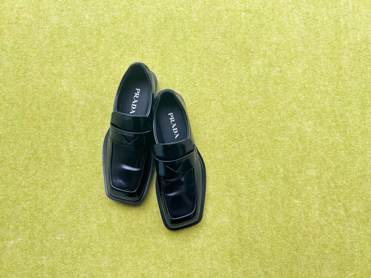 ベーシックだけど新しい。2024年は【プラダ】の名品ローファーと歩いて