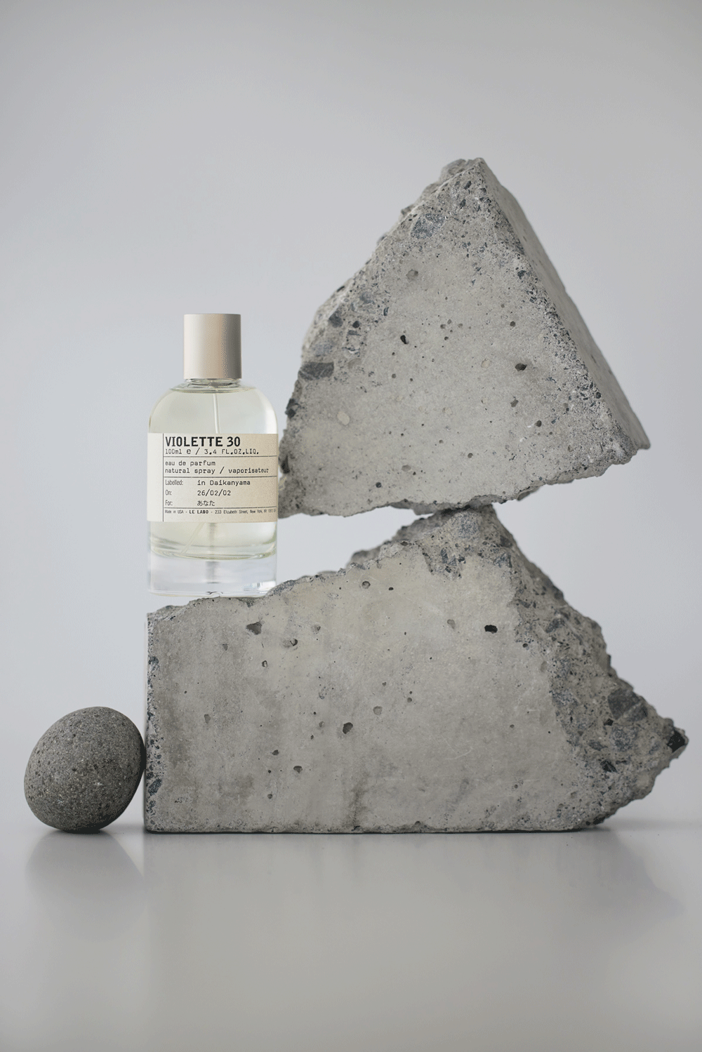 LE LABO 新作〈ヴァイオレット 30〉を 森岡督行さんと前田エマさんの