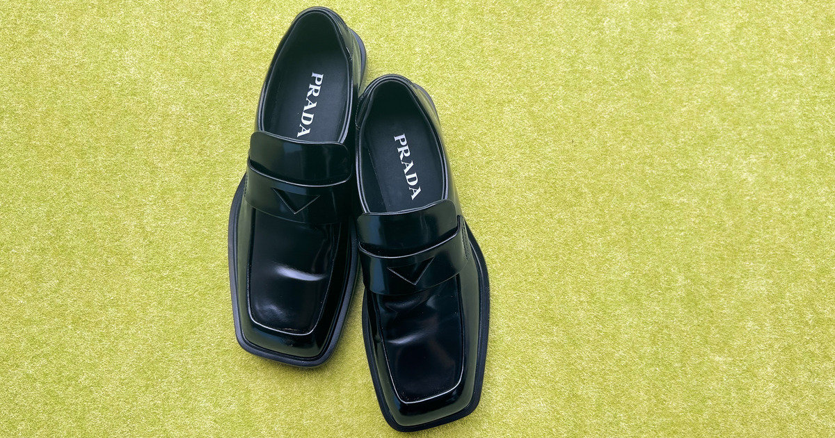 ベーシックだけど新しい。2024年は【プラダ】の名品ローファーと歩いて