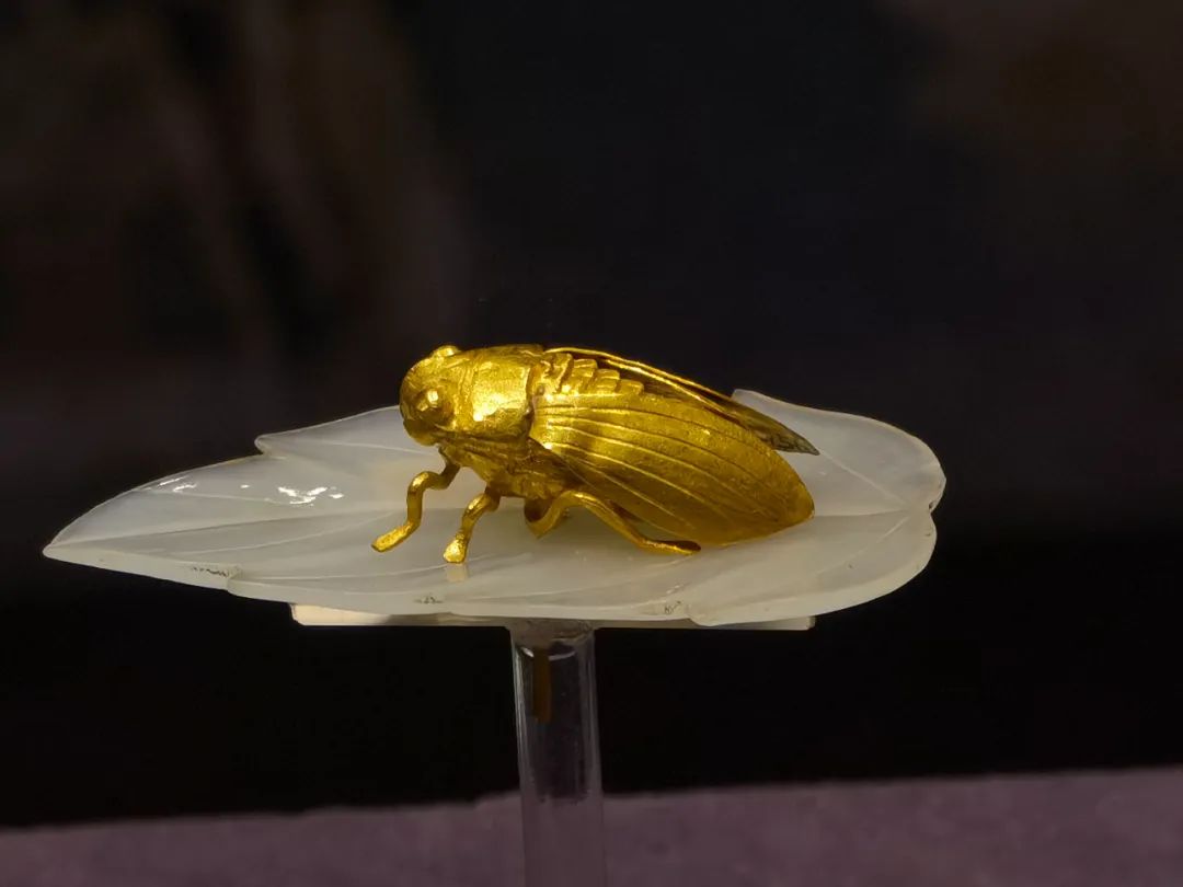 精巧なセミがデザインされた明代の髪飾り「金蝉玉葉」