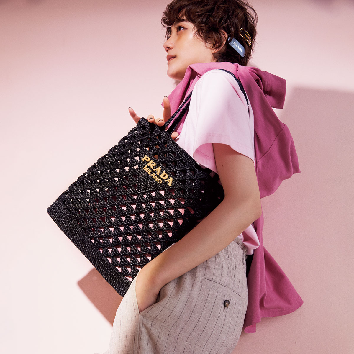 プラダ」のモチーフが詰まったアイコニックなクロシェのバッグが気に