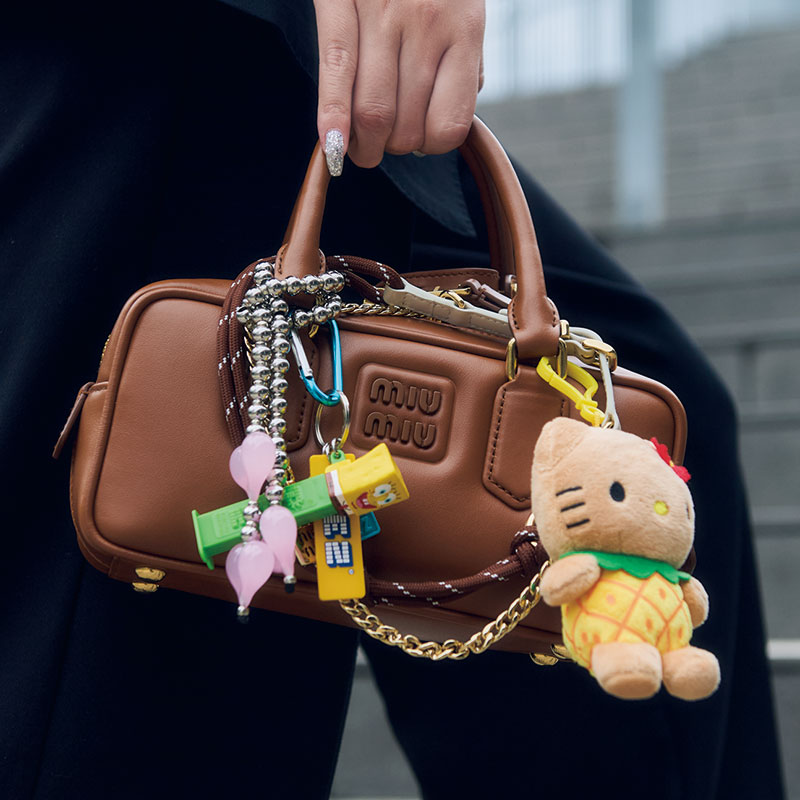流行【バッグのじゃらづけ最新事情】ミュウミュウのバッグが盛りやすい