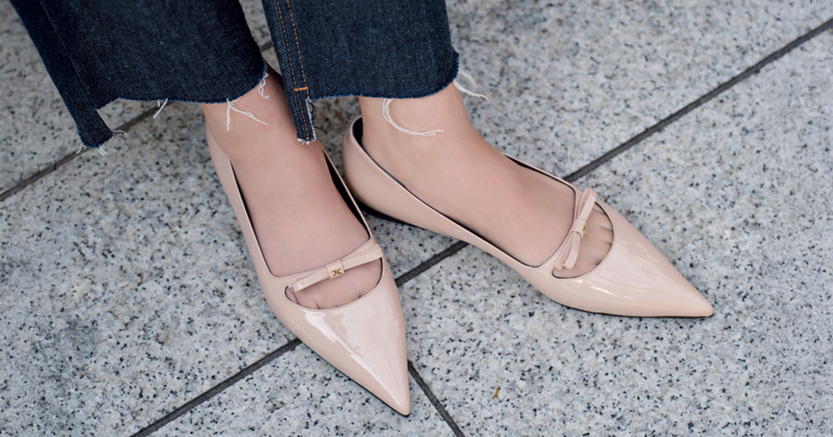 セリーヌ】最新ポインテッドトゥのフラットシューズは繊細なリボンが