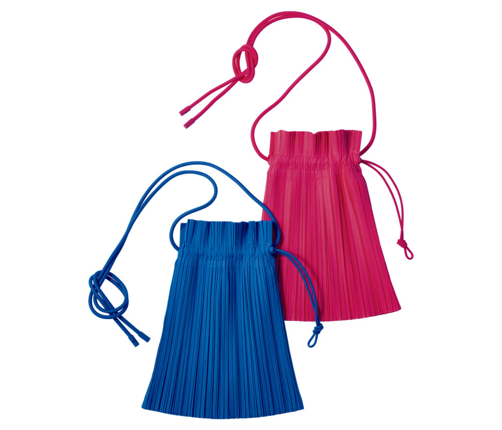 プリーツ プリーズ イッセイ ミヤケ〉のショルダーバッグを差し色に