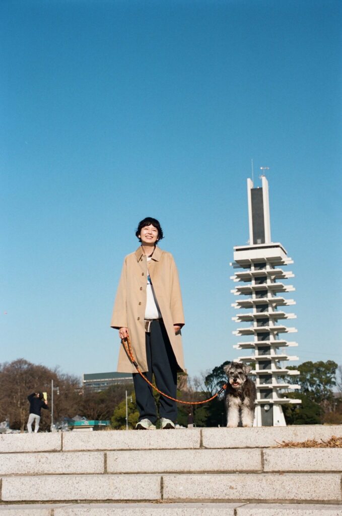 菊池亜希子と、〈ナナミカ〉のバルマカンコート。 | Article