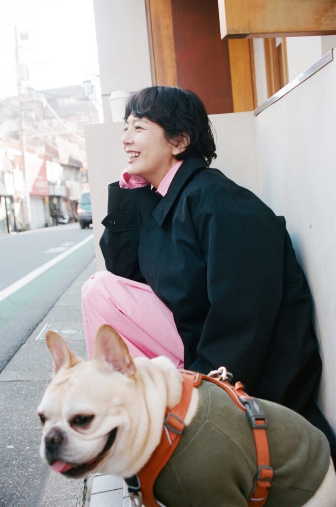 菊池亜希子と、〈ナナミカ〉のバルマカンコート。 | Article