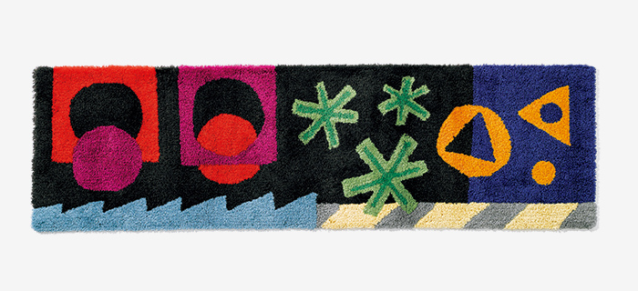 ポップなグラフィックが空間を彩る『ブルペン』のラグ。 – 『&Premium